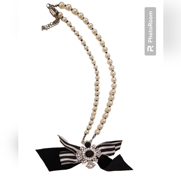 WHITE HOUSE BLACK MARKET RHINESTONE  RIBBON BROOCH PENDANT & FAUX PEARL NECKLACE - Picture 4 of 6